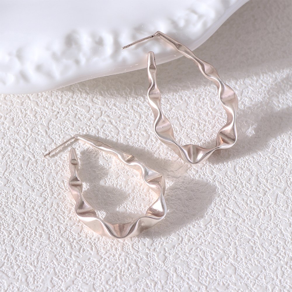 Unique Minimalist Matte Silver Hoop Earrings For Modern Style